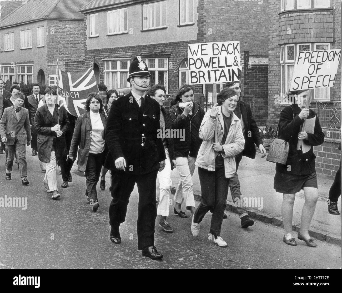 La gente locale sostiene il loro MP Enoch Powell una settimana dopo il suo famigerato Rivers of Blood Speech nel 1968 Foto Stock