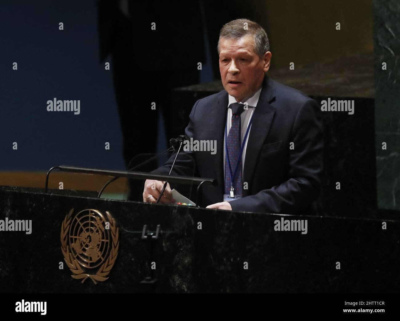 New York, Stati Uniti. 02nd Mar 2022. L'ambasciatore della Bielorussia all'ONU Valentin Rybakov parla come undicesima sessione speciale di emergenza sull'Ucraina il conflitto della Russia continua nella Sala dell'Assemblea Generale presso la sede delle Nazioni Unite a New York City mercoledì 2 marzo 2022. Le forze russe continuano il loro tentativo di spingere attraverso l'Ucraina da più direzioni. Foto di John Angelillo/UPI Credit: UPI/Alamy Live News Foto Stock