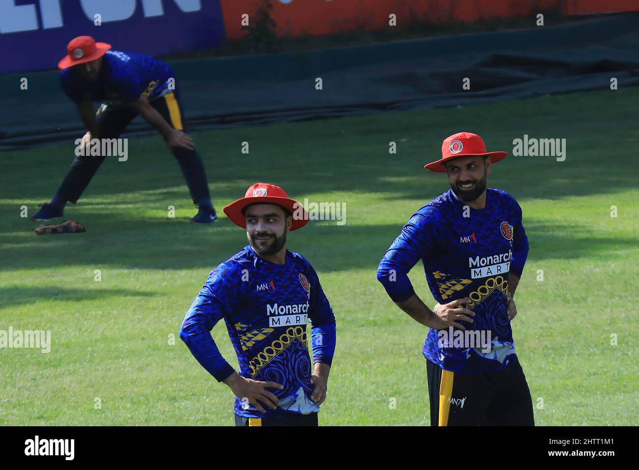 Dhaka, Bangladesh. 2nd Mar 2022. Afghanistan National Cricket Team Player Mohammad Nabi (R) e Rashid Khan (L) visti durante la sessione di prove in vista della Serie T20 contro il Bangladesh allo Sher-e-Bangla National Cricket Stadium. (Credit Image: © MD Manik/SOPA Images via ZUMA Press Wire) Foto Stock