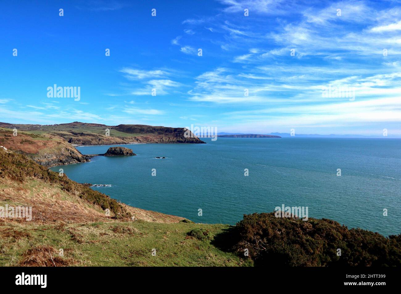 Il sentiero della costa del Galles che guarda verso Maen Gwenonwy e Porth Ysgo sulla penisola di Llyn. Foto Stock