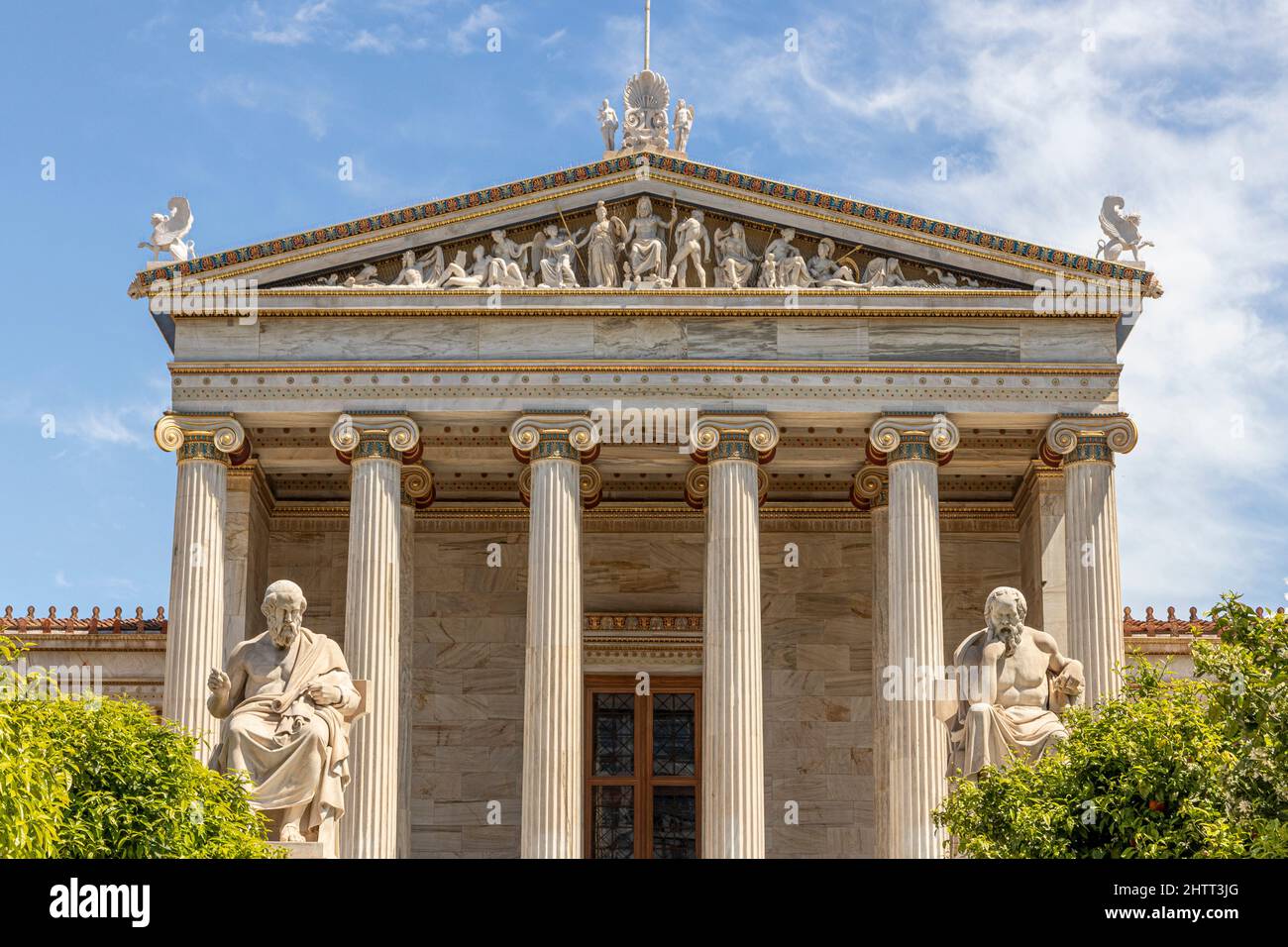 Atene, Grecia. La facciata principale dell'Accademia moderna di Atene, l'Accademia nazionale greca e il più alto istituto di ricerca del paese Foto Stock