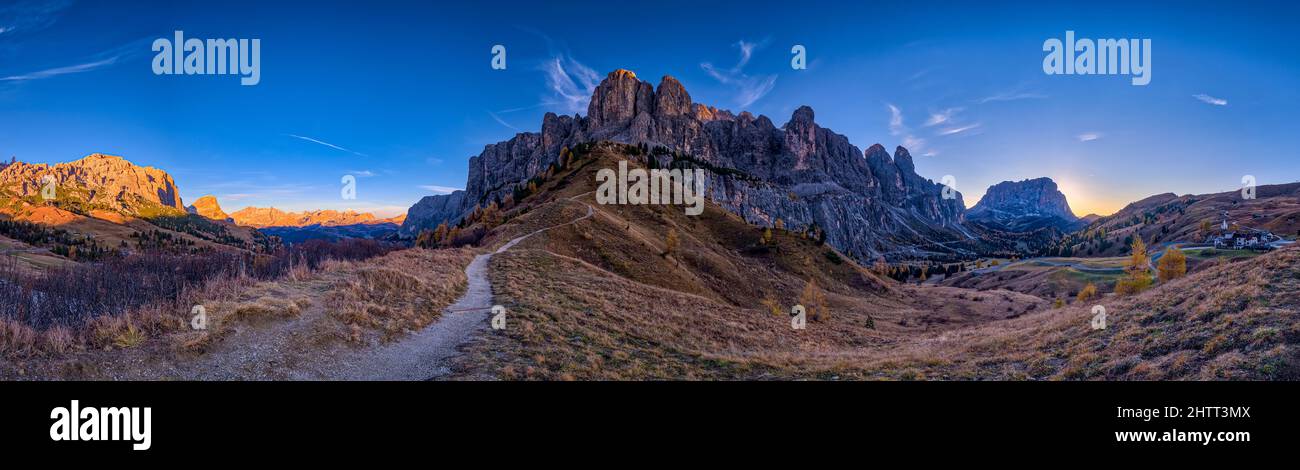 Vista panoramica del gruppo Sella (centro), del gruppo Puez e del Monte Sassongher (a sinistra), Langkofel Group (a destra), visto dal Passo Gardena al tramonto. Foto Stock