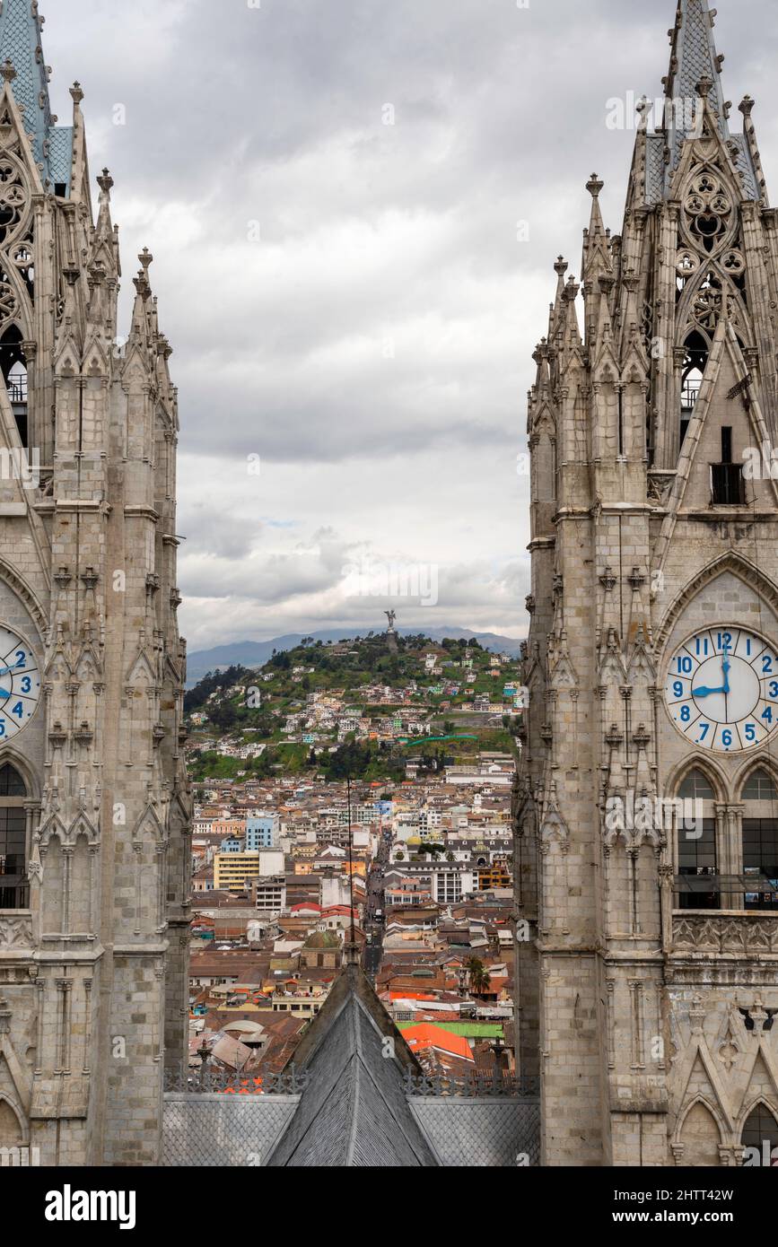 Immagine della Basilica del Vato Nacional con la Virgen de Panecillo sullo sfondo, Quito, Ecuador. Foto Stock