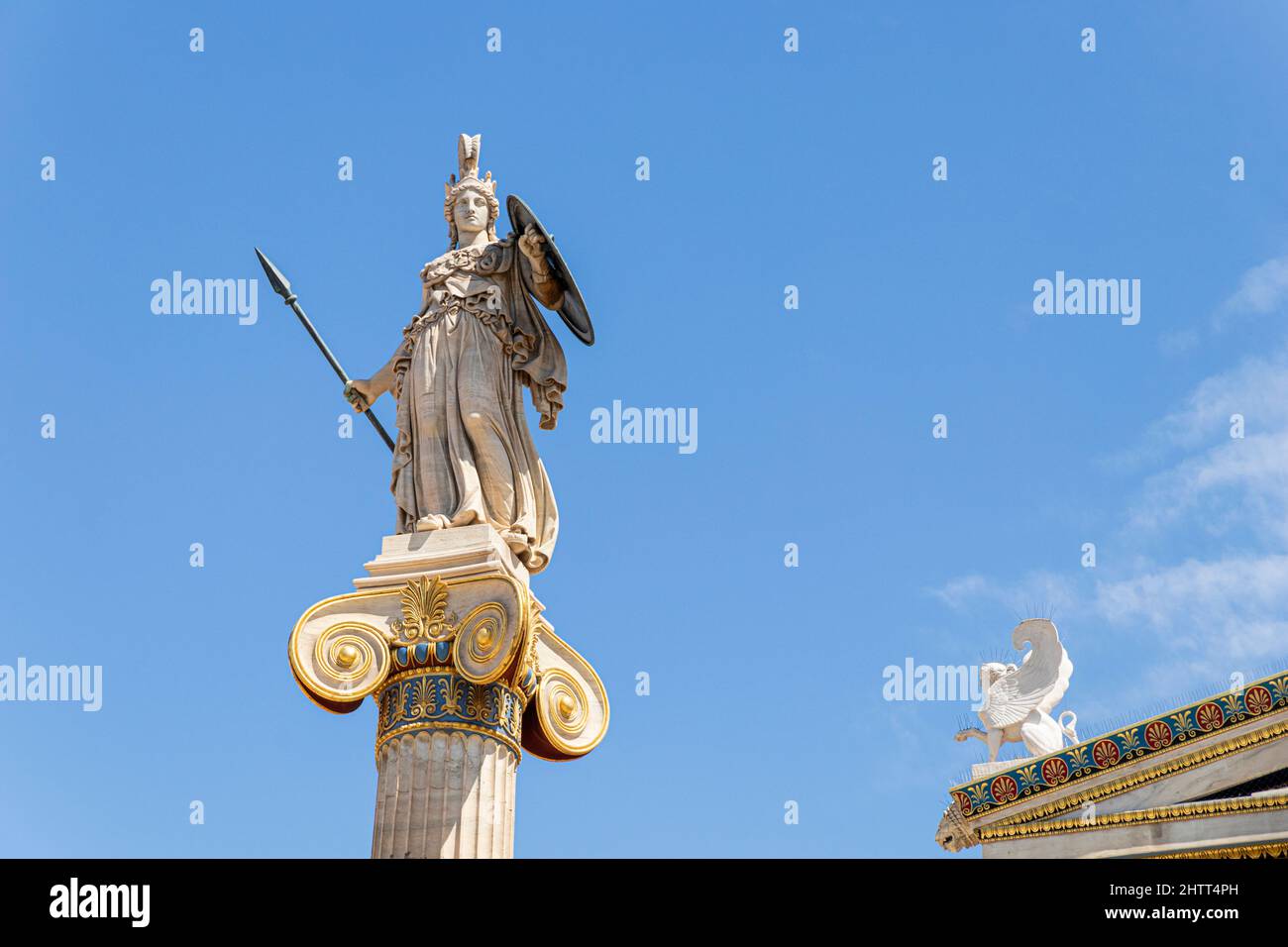 Atene, Grecia. Colonna statua della dea Atena, una delle divinità olimpiche nella religione greca classica, nella moderna Accademia di Atene Foto Stock