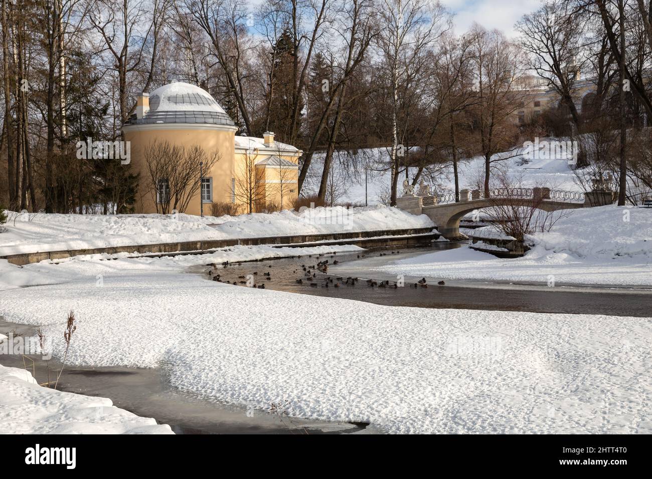 San Pietroburgo, Russia - Febbraio 2022: Padiglione bagno freddo sulle rive del fiume Slavyanka nel Parco Pavlovsk Foto Stock