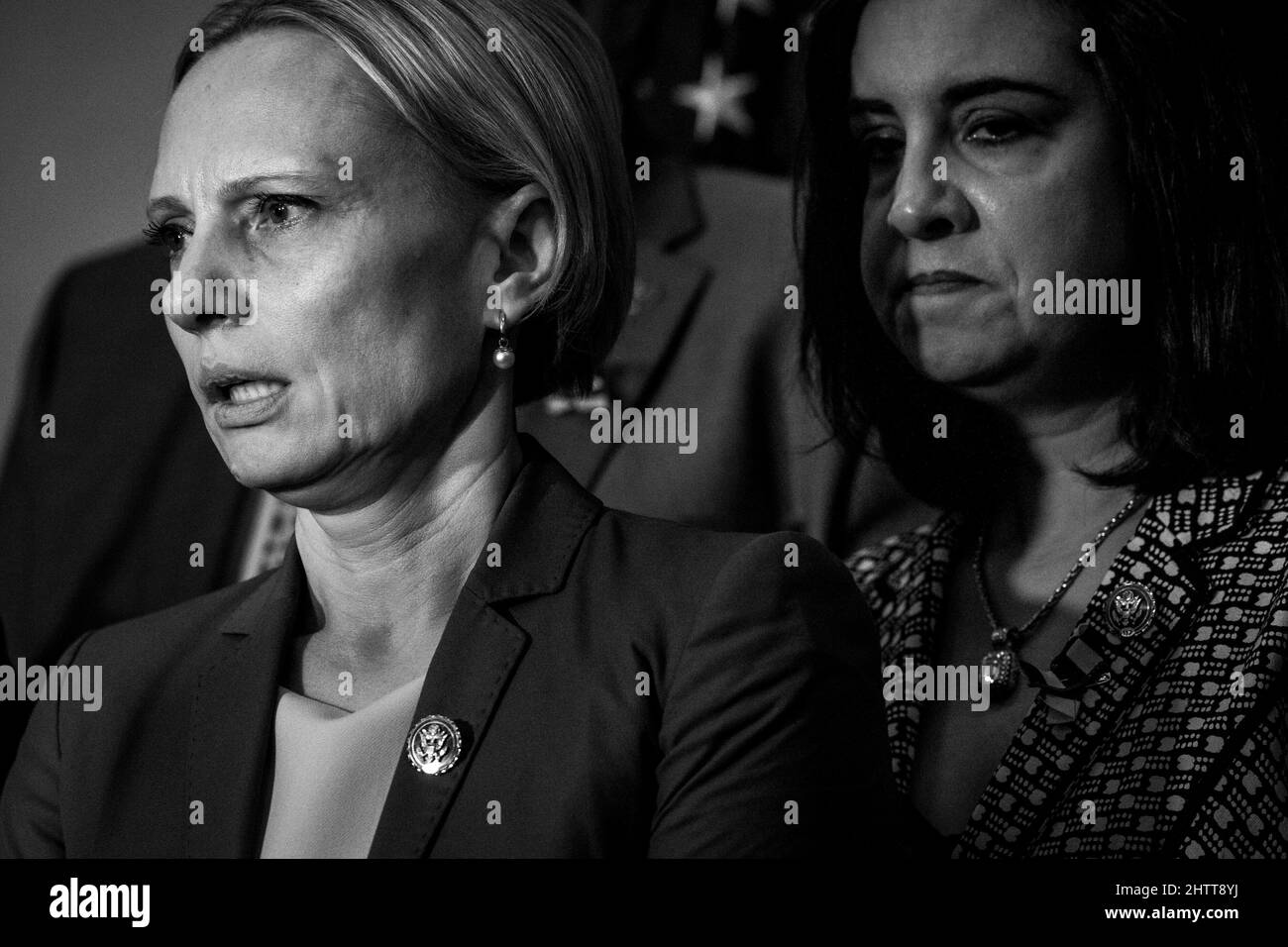 Nosivka, Ucraina. 1st Mar 2022. Il rappresentante degli Stati Uniti Nicole Malliotakis (repubblicano di New York), a destra, si trova vicino al rappresentante degli Stati Uniti Victoria Spartz (repubblicano dell'Indiana), a sinistra, attende di formulare osservazioni sulla situazione in Ucraina e il presidente degli Stati Uniti Joe Bidenâs prossimo discorso sullo stato dell'Unione, Nel Rayburn House Office Building a Washington, DC, martedì 1 marzo 2022. Il Rep. Spartz è nato a Nosivka, Ucraina. Credit: Rod Lammey/CNP/dpa/Alamy Live News Foto Stock