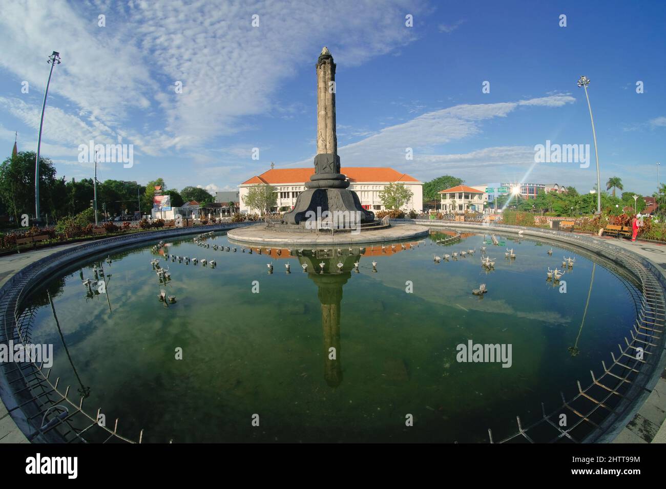 Semarang, Indonesia - 27 Febbraio 2022: Edificio Tugumuda nella città di Semarang con cielo blu brillante sfondo. Tugu Muda Monumento a Semarang City Foto Stock