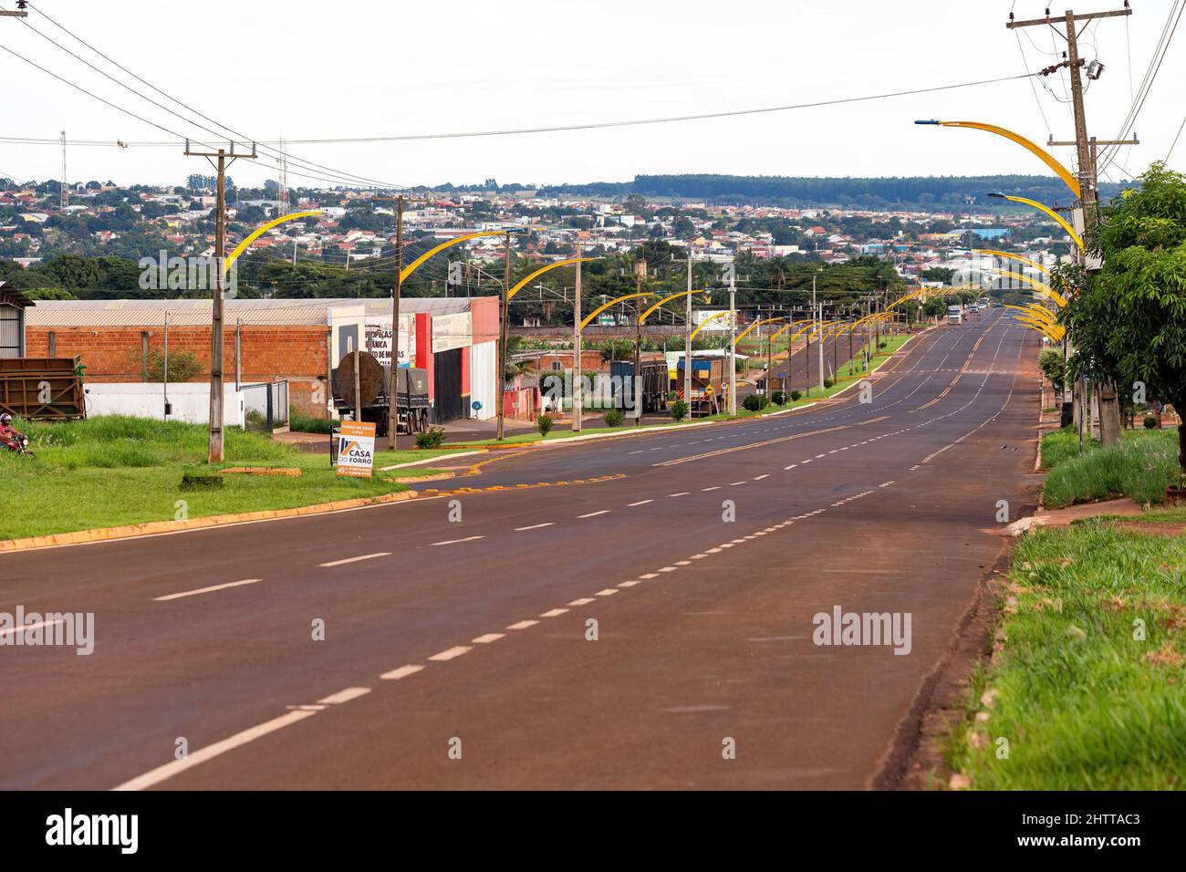 Costa Rica, Mato Grosso do sul, Brasile - 12 18 2022: Strada d'ingresso alla città turistica brasiliana costa rica Foto Stock