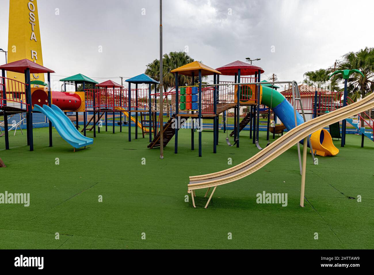 Costa Rica, Mato Grosso do sul, Brasile - 12 18 2022: Parco giochi per bambini in piazza Manoel Romualdo Goncalves Foto Stock