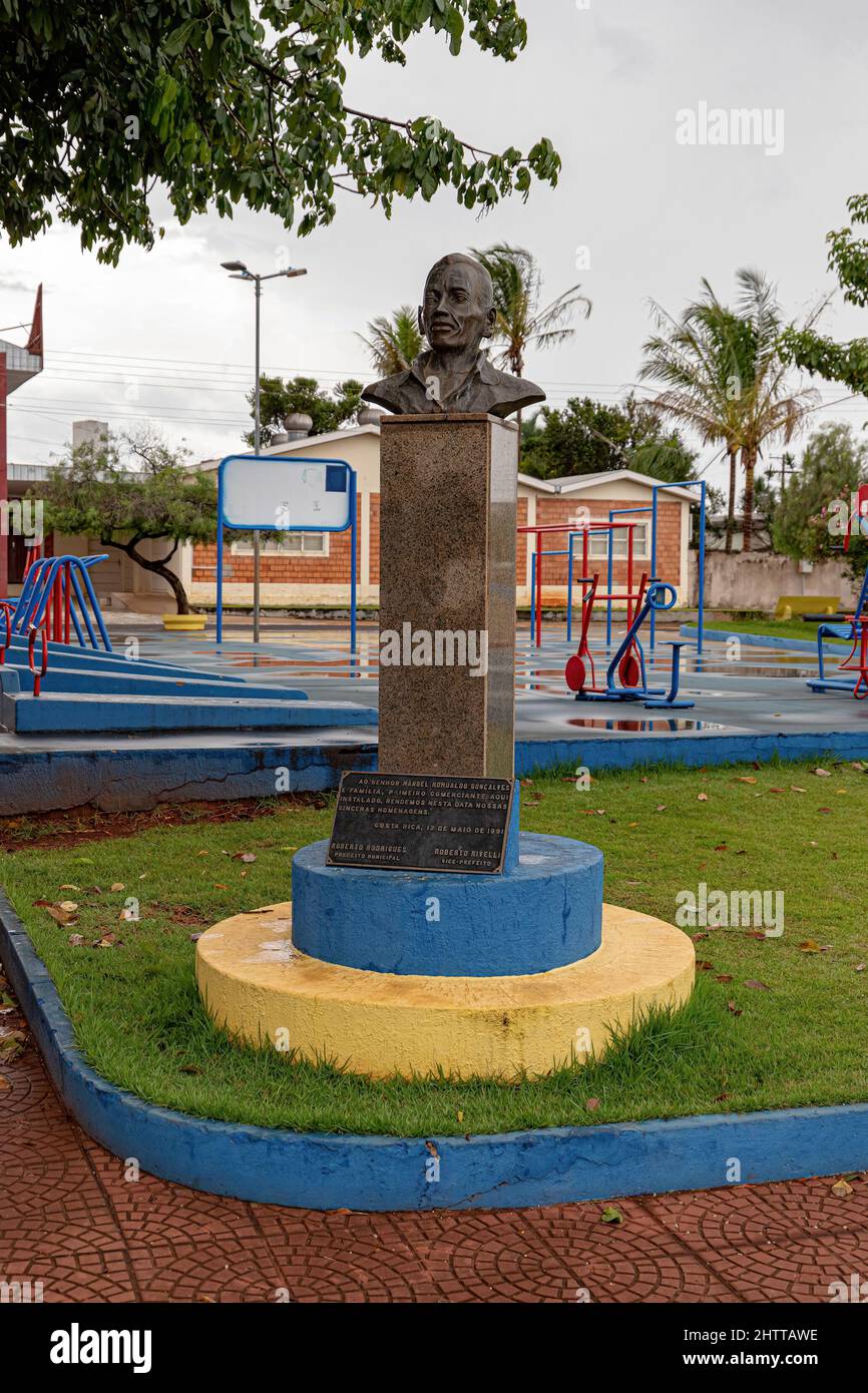 Costa Rica, Mato Grosso do sul, Brasile - 12 18 2022: Monumento alla scultura in omaggio postumo a Manoel Romualdo Goncalves Foto Stock