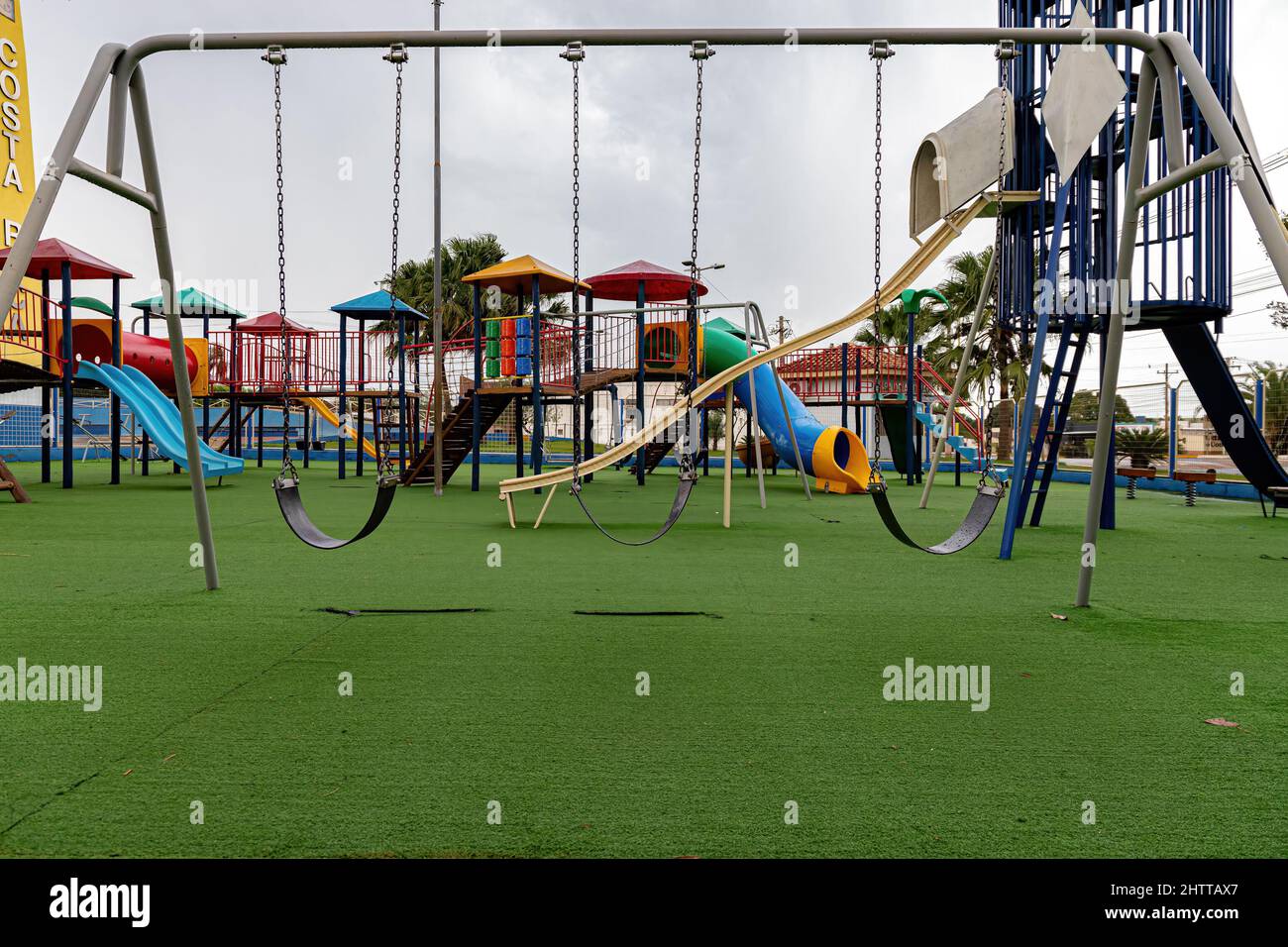 Costa Rica, Mato Grosso do sul, Brasile - 12 18 2022: Parco giochi per bambini in piazza Manoel Romualdo Goncalves Foto Stock