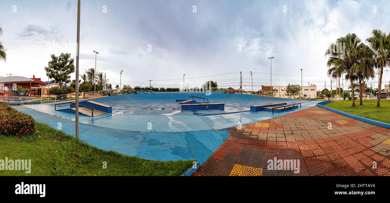 Costa Rica, Mato Grosso do sul, Brasile - 12 18 2022: Pista blu per lo skateboard in piazza Manoel Romualdo Goncalves Foto Stock