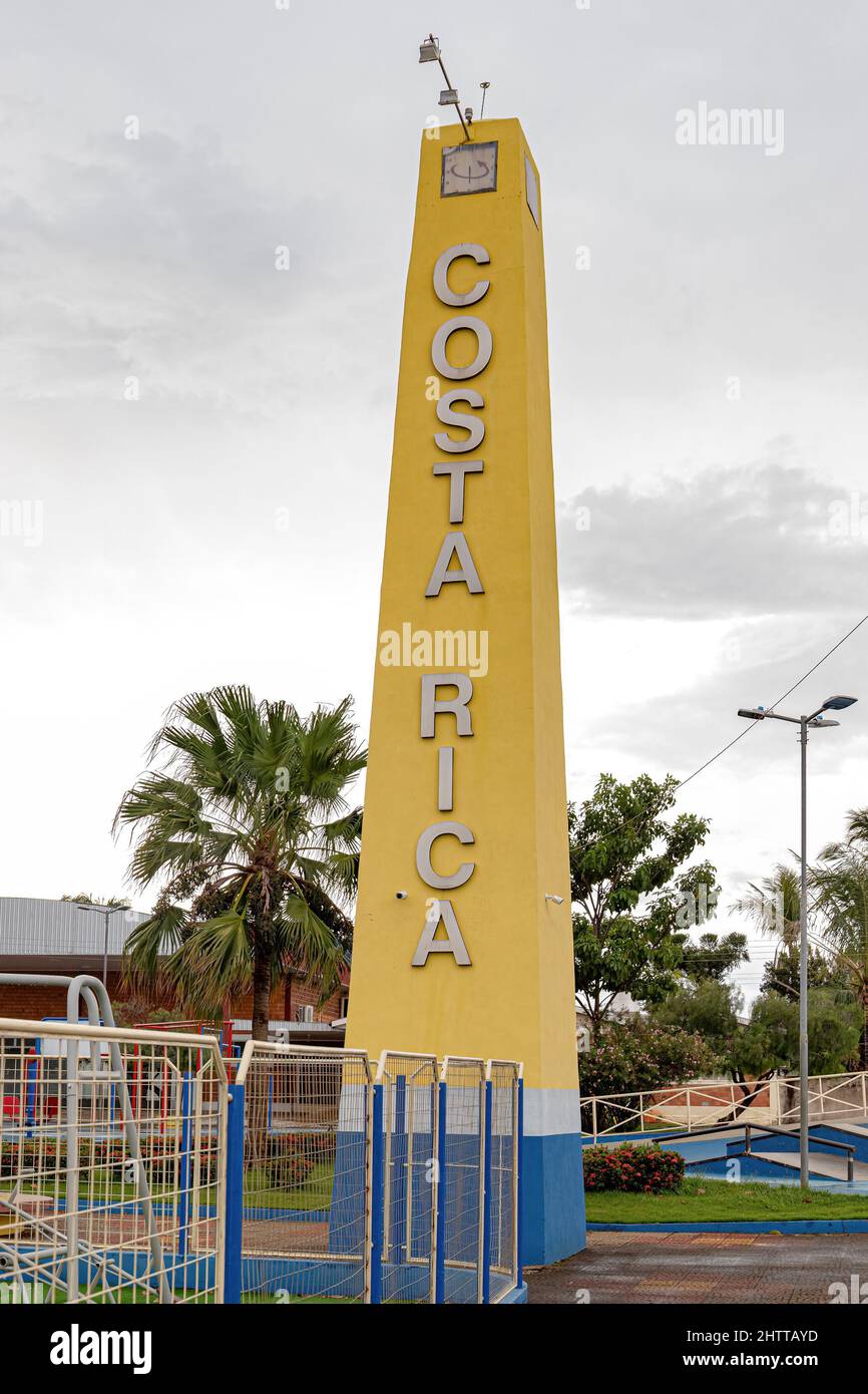 Costa Rica, Mato Grosso do sul, Brasile - 12 18 2022: Monumento concreto in piazza Manoel Romualdo Goncalves con il nome della città scrittura costa rica Foto Stock