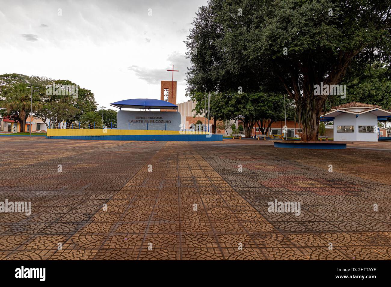 Costa Rica, Mato Grosso do sul, Brasile - 12 18 2022: Spazio aperto in piazza Manoel Romualdo Goncalves Foto Stock