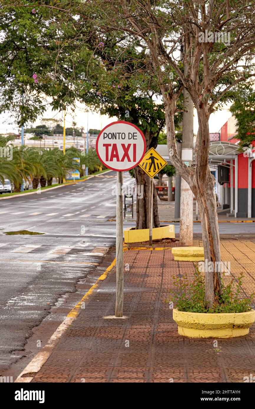 Costa Rica, Mato Grosso do sul, Brasile - 12 18 2022: Cartello taxi rank in piazza Manoel Romualdo Goncalves Foto Stock