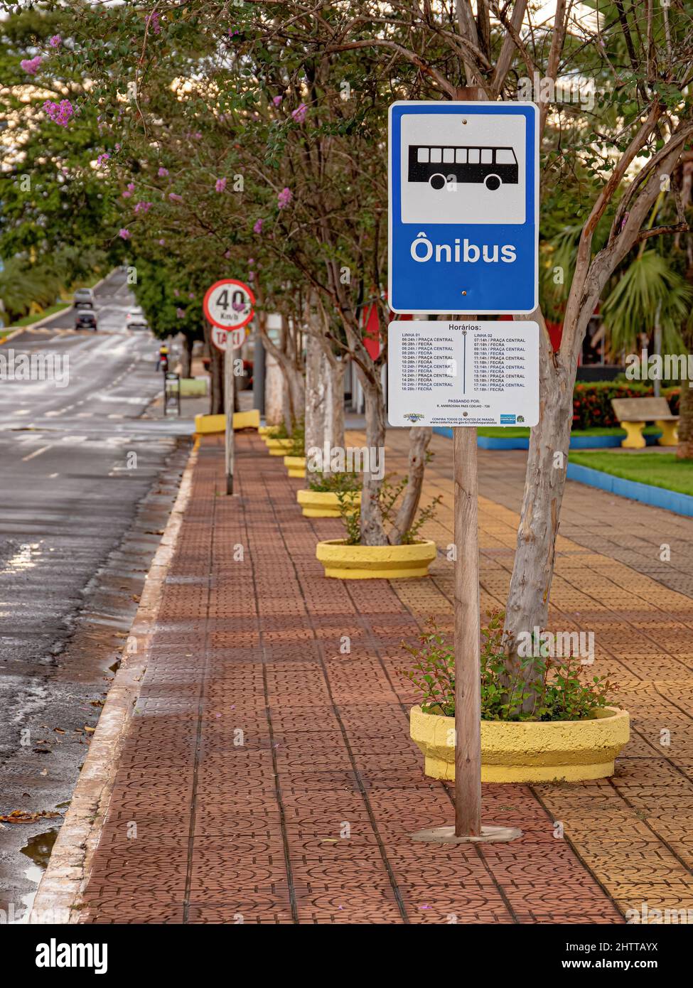 Costa Rica, Mato Grosso do sul, Brasile - 12 18 2022: Fermata dell'autobus in piazza Manoel Romualdo Goncalves con orario Foto Stock