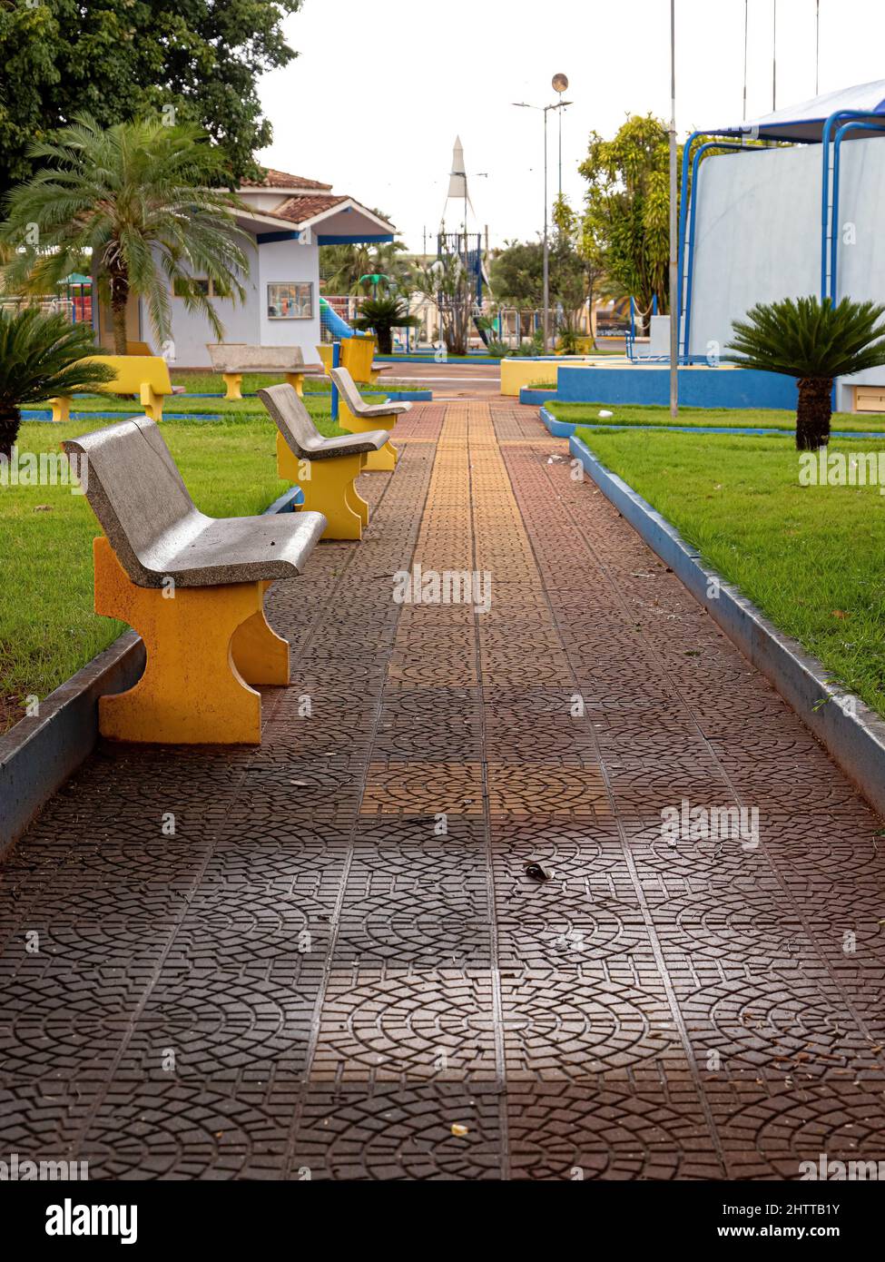 Costa Rica, Mato Grosso do sul, Brasile - 12 18 2022: Panchine in cemento in piazza Manoel Romualdo Goncalves Foto Stock