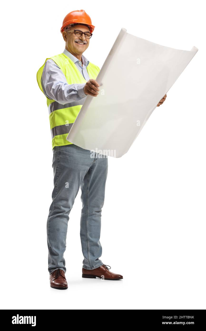 Ritratto completo di un ingegnere maschio maturo che legge un progetto isolato su sfondo bianco Foto Stock