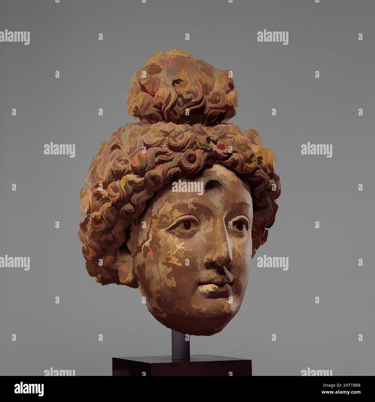 Arte ispirata dalla testa di un Buddha o Bodhisattva, 5th–6th secolo, Afghanistan (probabilmente Hadda), Clay con gli occhi di granato inset, H. 12 1/4 pollici. (31,1 cm); W. 8 7/8" (22,5 cm); D. 7 1/4" (18,4 cm), scultura, questa testa dà un senso della raffinatezza della scultura afghana. Strati di argilla, opere classiche modernizzate da Artotop con un tuffo di modernità. Forme, colore e valore, impatto visivo accattivante sulle emozioni artistiche attraverso la libertà delle opere d'arte in modo contemporaneo. Un messaggio senza tempo che persegue una nuova direzione selvaggiamente creativa. Artisti che si rivolgono al supporto digitale e creano l'NFT Artotop Foto Stock