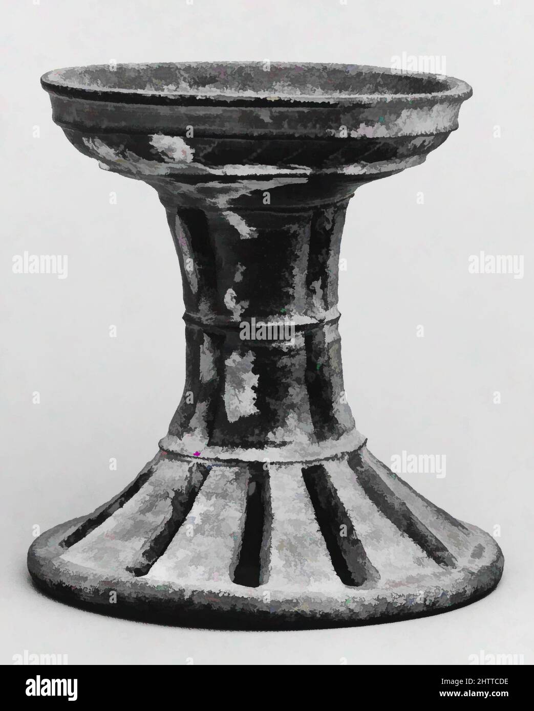 Arte ispirata da piedistallo, Regno di Silla (57 a.C.-d.C. 676), 5th–6th secolo, Corea, alta ceramica cotta, H. 5 in (12,7 cm), Ceramica, opere classiche modernizzate da Artotop con un tuffo di modernità. Forme, colore e valore, impatto visivo accattivante sulle emozioni artistiche attraverso la libertà delle opere d'arte in modo contemporaneo. Un messaggio senza tempo che persegue una nuova direzione selvaggiamente creativa. Artisti che si rivolgono al supporto digitale e creano l'NFT Artotop Foto Stock