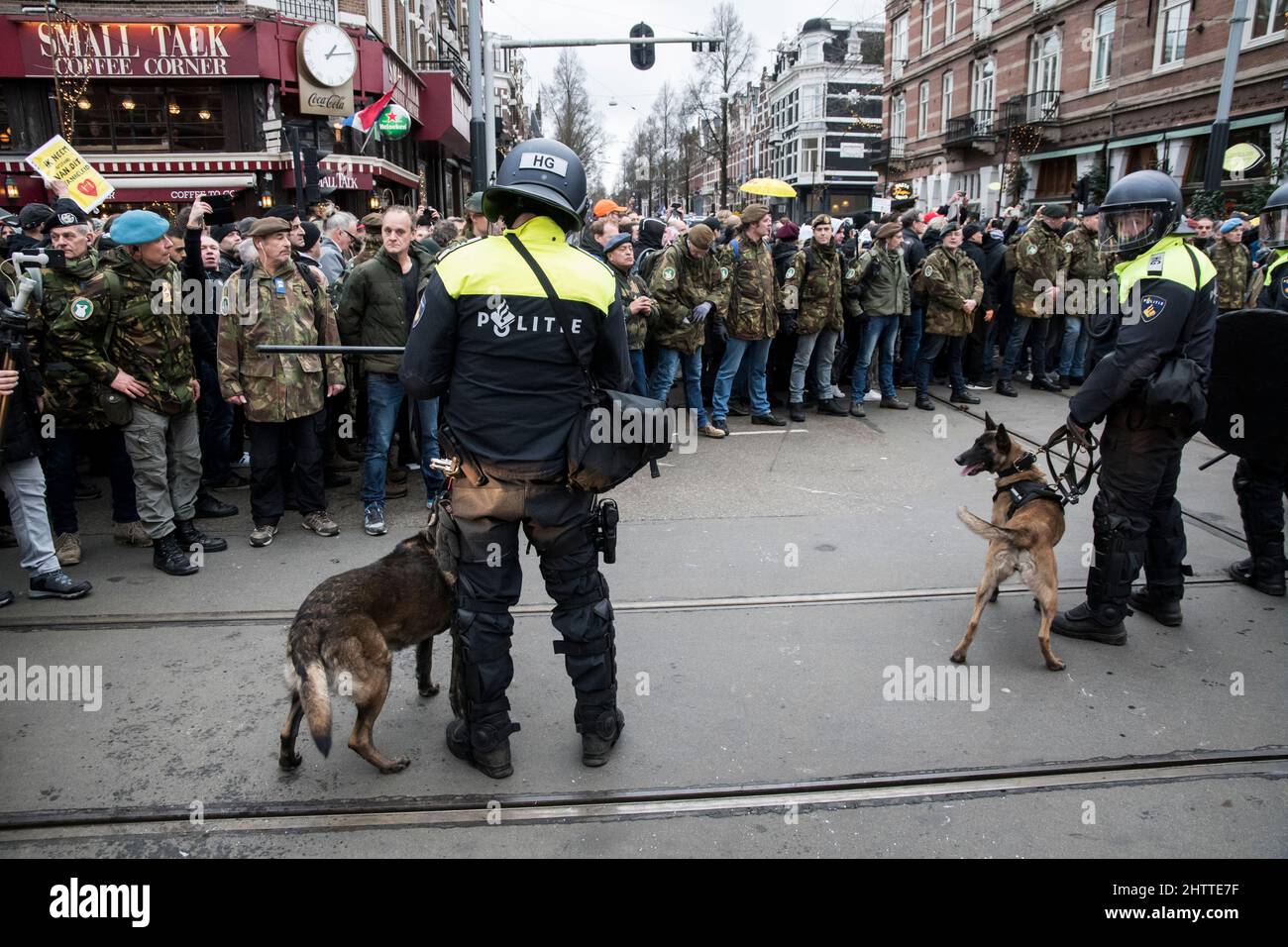 01-02-2022 la polizia neerlandese della sommossa con i cani di polizia del pastore belgi alle misure anti covid protestano Foto Stock