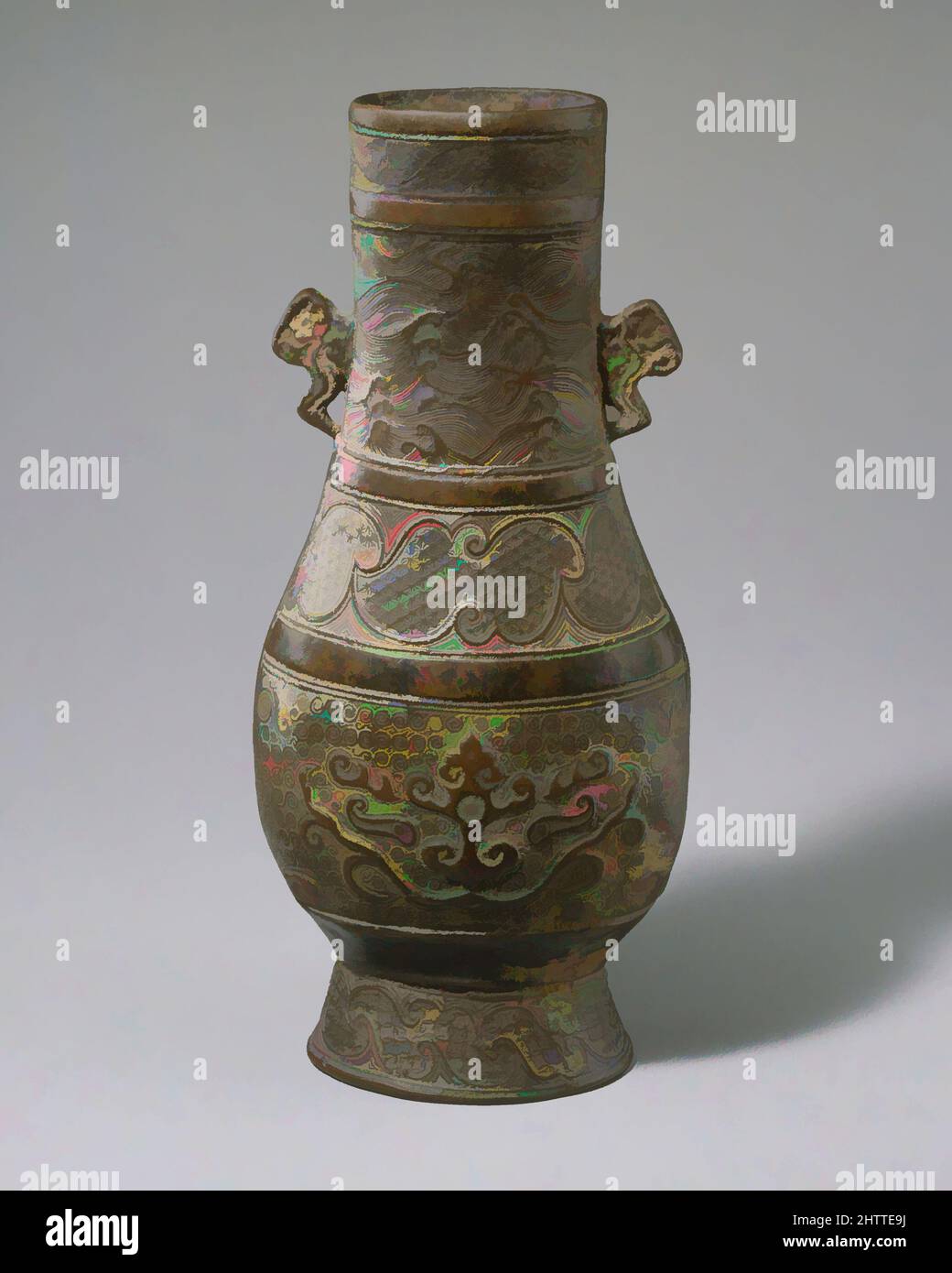 Arte ispirata da 金／元 雲耳銅瓶, Vase, Jin (1115–1234)–Yuan (1271–1368) dinastia, 13th secolo, Cina, Bronzo, H. 7 1/4 pollici. (18,4 cm); W. 3 3/8" (8,6 cm); D. 2 5/8" (6,7 cm), metalwork, navi simili scavate nella Mongolia interna suggeriscono che questo vaso piuttosto scomoda è stato prodotto per un, opere classiche modernizzate da Artotop con un tuffo di modernità. Forme, colore e valore, impatto visivo accattivante sulle emozioni artistiche attraverso la libertà delle opere d'arte in modo contemporaneo. Un messaggio senza tempo che persegue una nuova direzione selvaggiamente creativa. Artisti che si rivolgono al supporto digitale e creano l'NFT Artotop Foto Stock