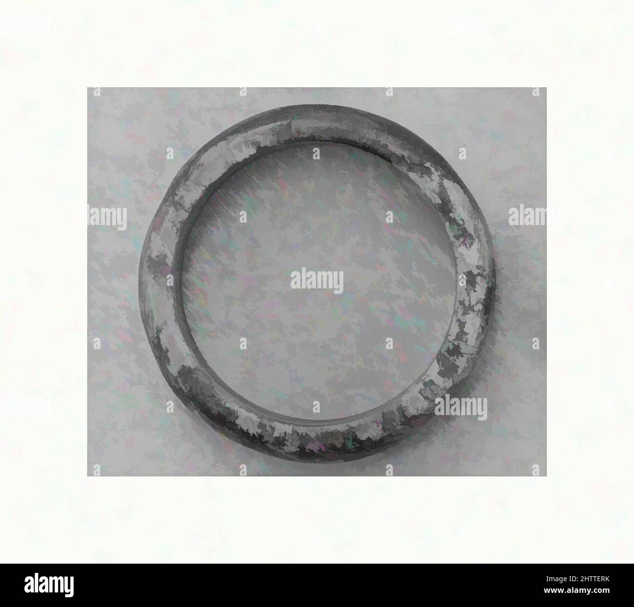 Arte ispirata da Bracelet, dinastia Han (206 a.C.-d.C. 220), Cina, Giada, Diam. 3 1/2 poll. (8,9 cm), Giada, opere classiche modernizzate da Artotop con un tuffo di modernità. Forme, colore e valore, impatto visivo accattivante sulle emozioni artistiche attraverso la libertà delle opere d'arte in modo contemporaneo. Un messaggio senza tempo che persegue una nuova direzione selvaggiamente creativa. Artisti che si rivolgono al supporto digitale e creano l'NFT Artotop Foto Stock