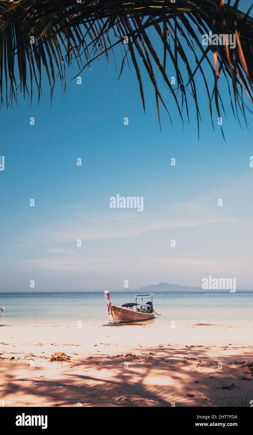 thailandia oceano paesaggio. Esotica vista spiaggia e nave tradizionale Foto Stock