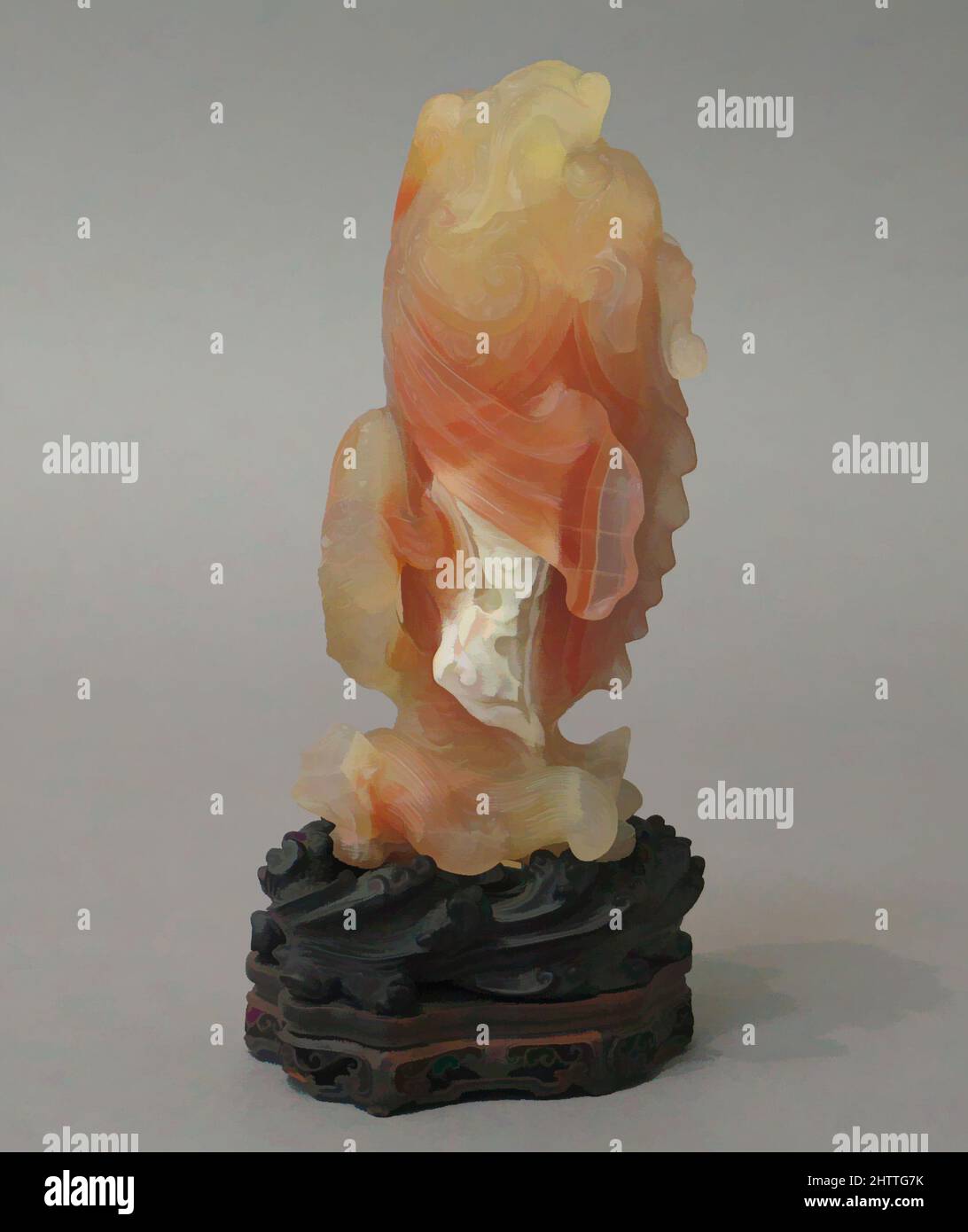 Arte ispirata da Vase, 18th secolo, Cina, Carnelian-agate, H. 6 poll. (15,2 cm), Hardstone, opere classiche modernizzate da Artotop con un tuffo di modernità. Forme, colore e valore, impatto visivo accattivante sulle emozioni artistiche attraverso la libertà delle opere d'arte in modo contemporaneo. Un messaggio senza tempo che persegue una nuova direzione selvaggiamente creativa. Artisti che si rivolgono al supporto digitale e creano l'NFT Artotop Foto Stock