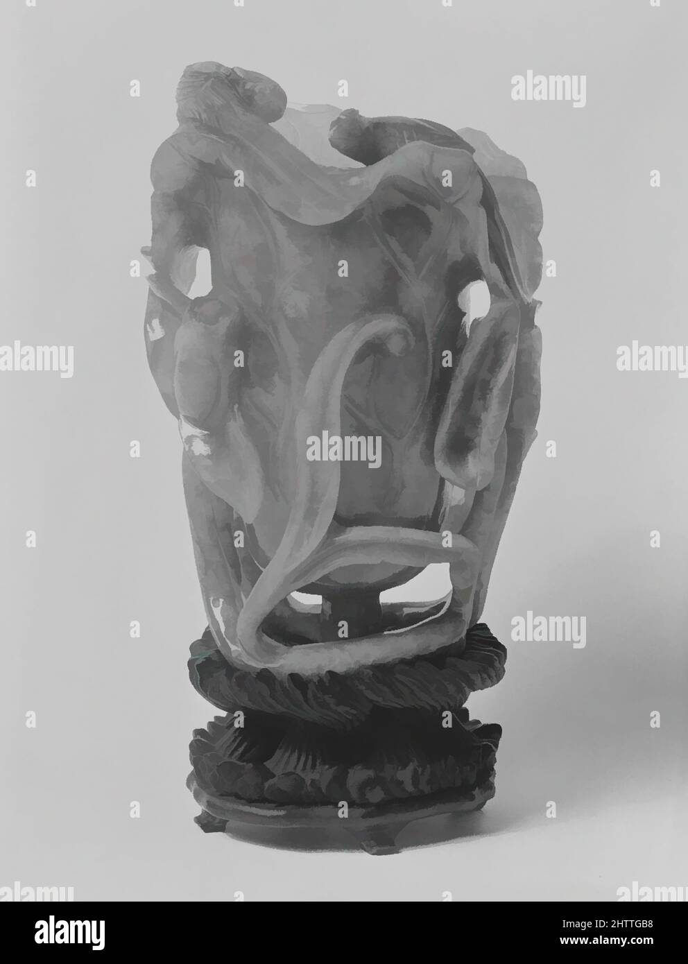 Arte ispirata da Vase, 18th secolo, Cina, Giada, H. 4 1/2 in. (11,4 cm), Giada, opere classiche modernizzate da Artotop con un tuffo di modernità. Forme, colore e valore, impatto visivo accattivante sulle emozioni artistiche attraverso la libertà delle opere d'arte in modo contemporaneo. Un messaggio senza tempo che persegue una nuova direzione selvaggiamente creativa. Artisti che si rivolgono al supporto digitale e creano l'NFT Artotop Foto Stock