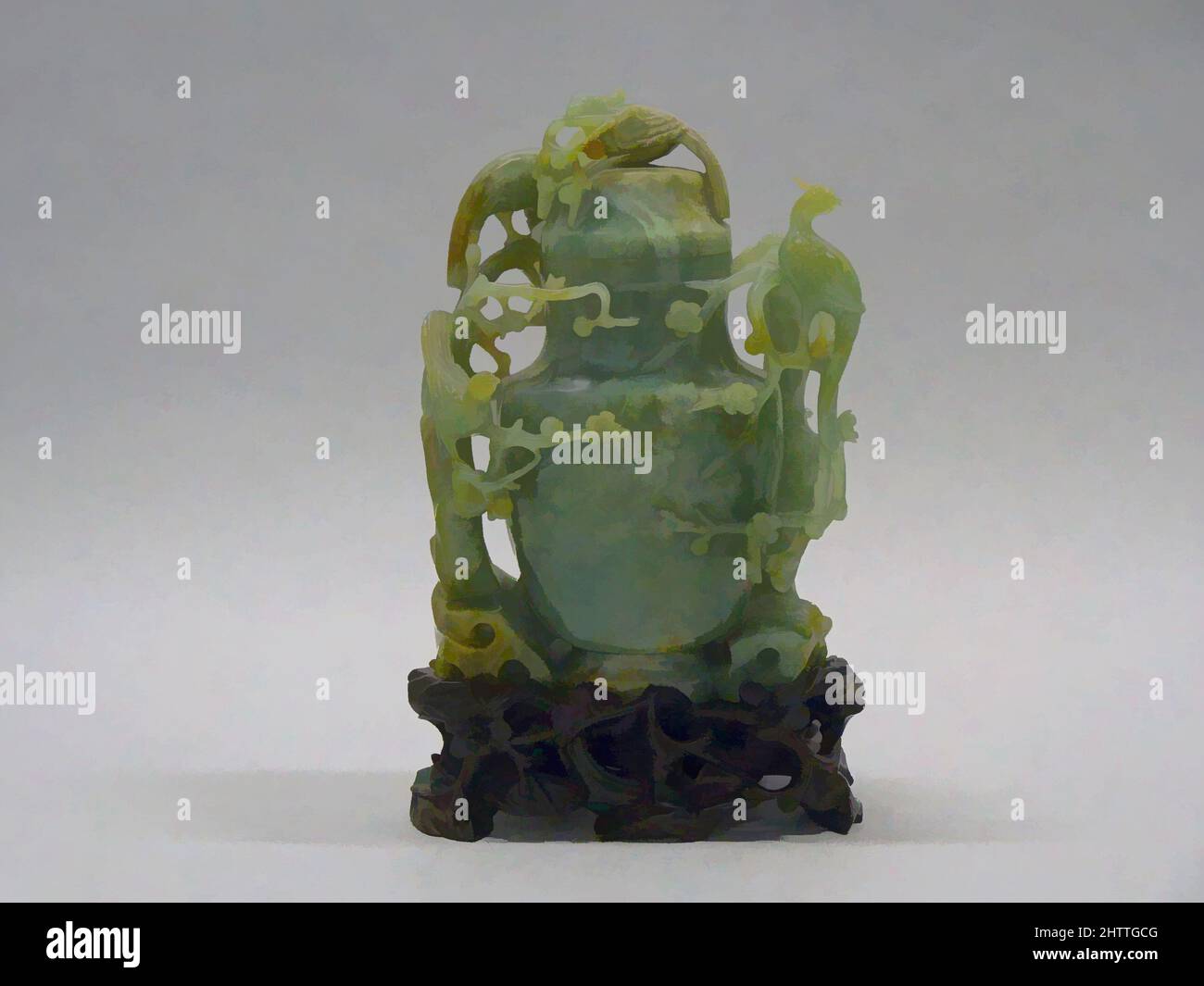 Arte ispirata da Covered Vase, 18th secolo, Cina, Giada, H. 7 11/16 in. (19,5 cm), Giada, opere classiche modernizzate da Artotop con un tuffo di modernità. Forme, colore e valore, impatto visivo accattivante sulle emozioni artistiche attraverso la libertà delle opere d'arte in modo contemporaneo. Un messaggio senza tempo che persegue una nuova direzione selvaggiamente creativa. Artisti che si rivolgono al supporto digitale e creano l'NFT Artotop Foto Stock