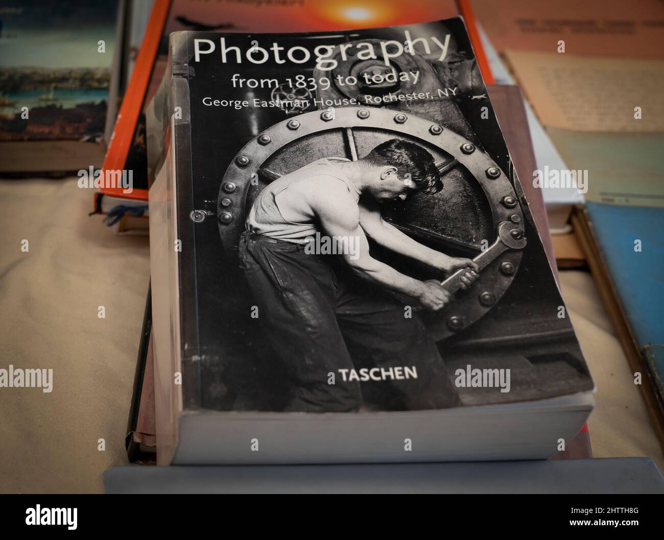 Ankara, Turchia - 3 ottobre 2021: Libro fotografico usato in un mercato delle pulci. Foto Stock