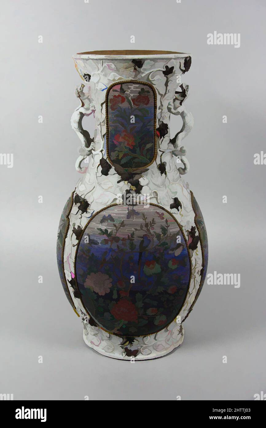 Arte ispirata a Vase, dinastia Qing (1644–1911), prima metà del 19th secolo, Cina, porcellane con decorazione a rilievo, dipinte in smalti policromi soprastanti, e intarsiate con pannelli in smalto cloisonné, H. 24 poll. (61 cm), Ceramica, opere classiche modernizzate da Artotop con un tuffo di modernità. Forme, colore e valore, impatto visivo accattivante sulle emozioni artistiche attraverso la libertà delle opere d'arte in modo contemporaneo. Un messaggio senza tempo che persegue una nuova direzione selvaggiamente creativa. Artisti che si rivolgono al supporto digitale e creano l'NFT Artotop Foto Stock