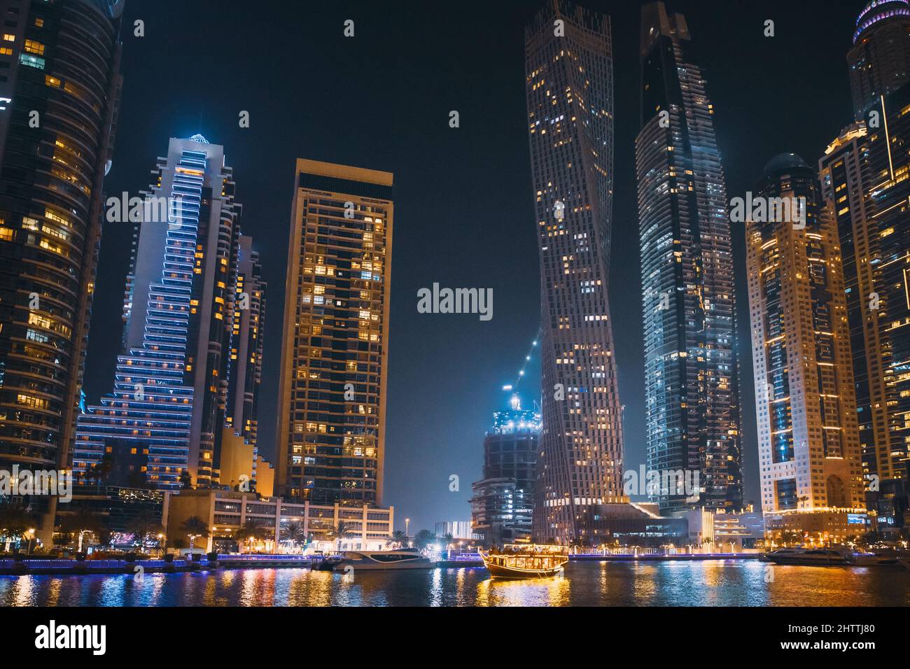 Vista notturna delle Dubai Marina Towers. Passeggiata notturna in barca turistica, giro turistico in barca a vela a Dubai Marina è il quartiere di Dubai, Emirati Arabi Uniti Foto Stock