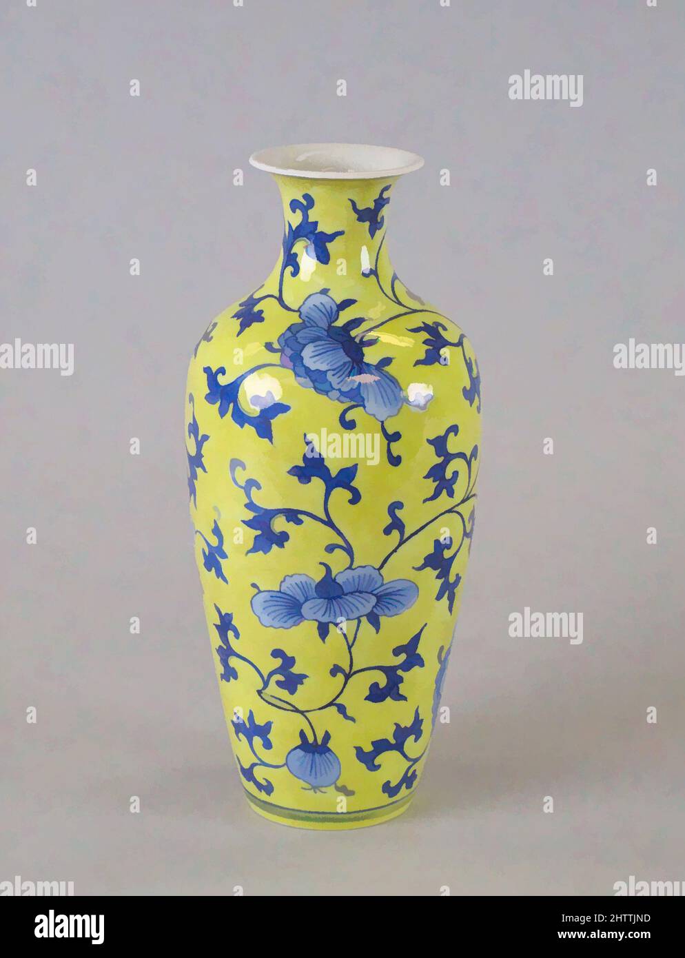 Arte ispirata a Vase, dinastia Qing (1644–1911), prima metà del 19th secolo, Cina, porcellana dipinta in blu smalto e giallo smalto smalto, H. 7 7/8 poll. (20 cm), Ceramica, opere classiche modernizzate da Artotop con un tuffo di modernità. Forme, colore e valore, impatto visivo accattivante sulle emozioni artistiche attraverso la libertà delle opere d'arte in modo contemporaneo. Un messaggio senza tempo che persegue una nuova direzione selvaggiamente creativa. Artisti che si rivolgono al supporto digitale e creano l'NFT Artotop Foto Stock