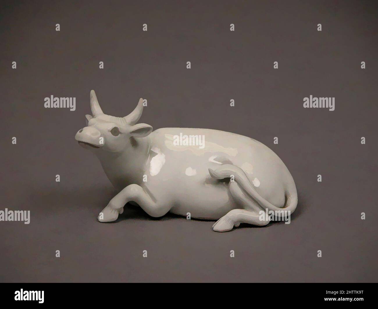 Arte ispirata a Cow Reclining, Edo Period (1615–1868), 1820, Giappone, porcellana bianca (Hirado ware), H. 2 1/2 poll. (6,4 cm), Ceramica, opere classiche modernizzate da Artotop con un tuffo di modernità. Forme, colore e valore, impatto visivo accattivante sulle emozioni artistiche attraverso la libertà delle opere d'arte in modo contemporaneo. Un messaggio senza tempo che persegue una nuova direzione selvaggiamente creativa. Artisti che si rivolgono al supporto digitale e creano l'NFT Artotop Foto Stock