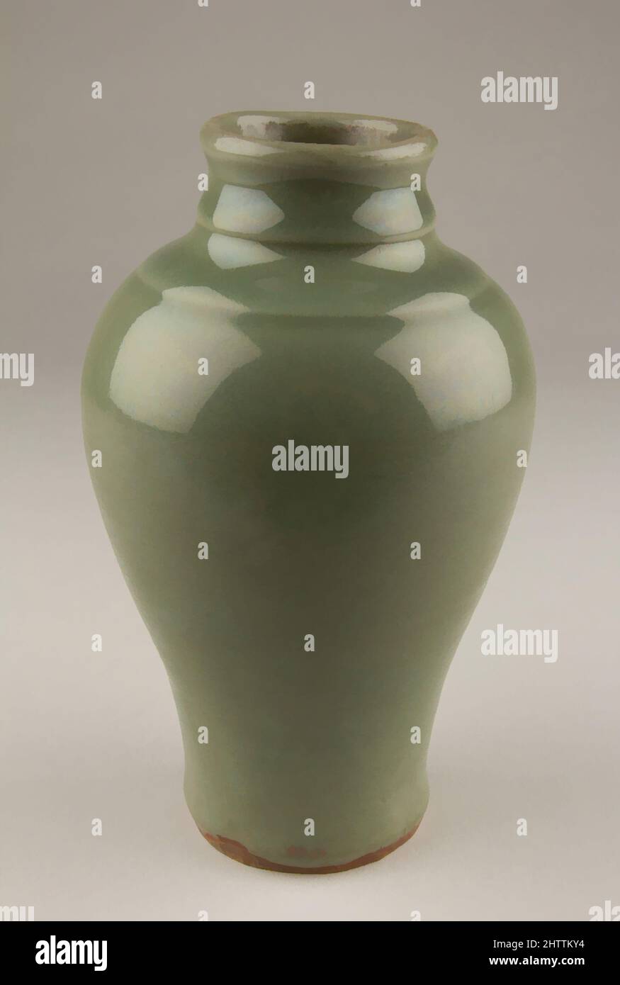 Arte ispirata a Vase, dinastia Qing (1644-1911), 19th secolo, Cina, porcellana con glassa celadone, H. 7 1/8 pollici. (18,1 cm), Ceramica, opere classiche modernizzate da Artotop con un tuffo di modernità. Forme, colore e valore, impatto visivo accattivante sulle emozioni artistiche attraverso la libertà delle opere d'arte in modo contemporaneo. Un messaggio senza tempo che persegue una nuova direzione selvaggiamente creativa. Artisti che si rivolgono al supporto digitale e creano l'NFT Artotop Foto Stock