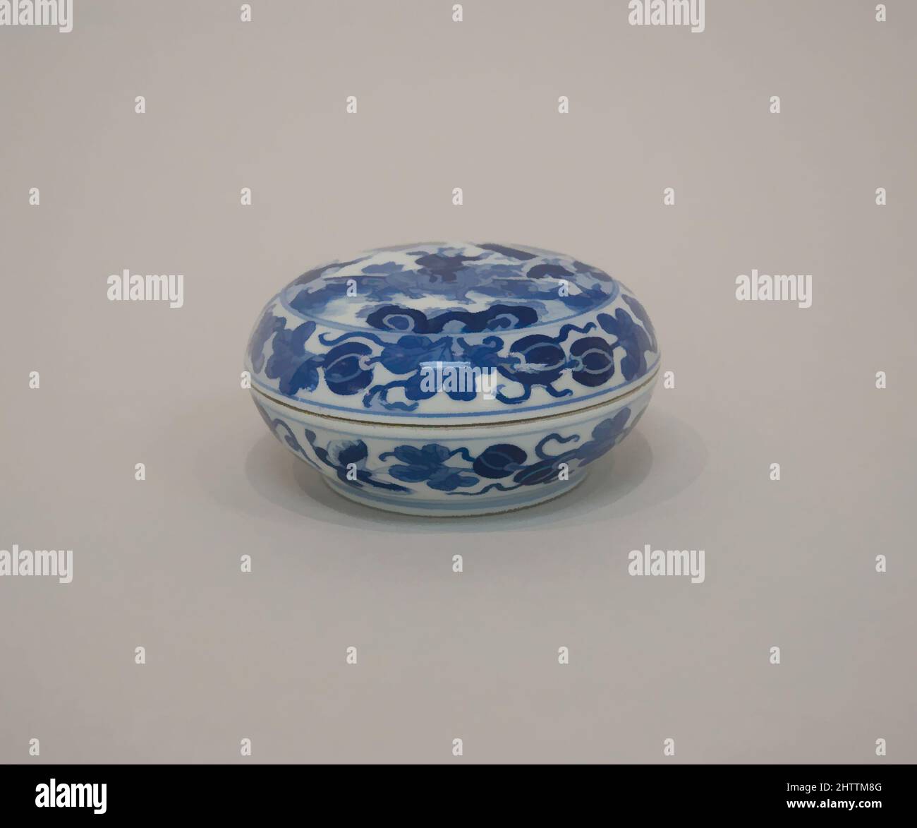 Arte ispirata a Box con copertina, dinastia Qing (1644–1911), periodo Kangxi (1662–1722), Cina, porcellana decorata in blu underglaze, H. 2 poll. (5,1 cm); W. 3 3/4" (9,5 cm); diam. Di piede: 2 1/2 poll. (6,4 cm), Ceramica, opere classiche modernizzate da Artotop con un tuffo di modernità. Forme, colore e valore, impatto visivo accattivante sulle emozioni artistiche attraverso la libertà delle opere d'arte in modo contemporaneo. Un messaggio senza tempo che persegue una nuova direzione selvaggiamente creativa. Artisti che si rivolgono al supporto digitale e creano l'NFT Artotop Foto Stock