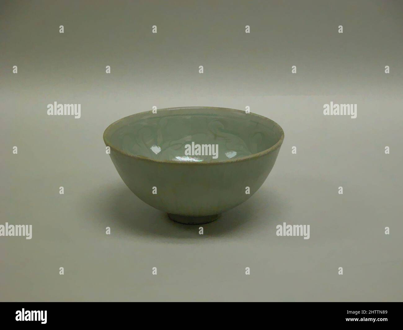 Arte ispirata da Bowl, dinastia Song (960–1279), Cina, ceramica, H. 2 1/8 pollici (5,4 cm); W. 4 3/16" (10,6 cm), Ceramica, opere classiche modernizzate da Artotop con un tuffo di modernità. Forme, colore e valore, impatto visivo accattivante sulle emozioni artistiche attraverso la libertà delle opere d'arte in modo contemporaneo. Un messaggio senza tempo che persegue una nuova direzione selvaggiamente creativa. Artisti che si rivolgono al supporto digitale e creano l'NFT Artotop Foto Stock