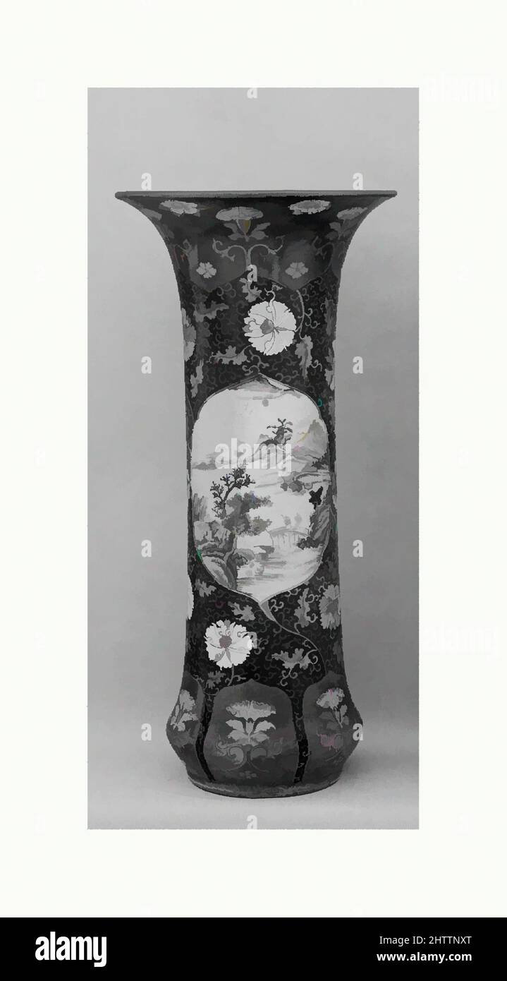 Arte ispirata a Vase, dinastia Qing (1644-1911), periodo Qianlong (1736-95), Cina, porcellana, H. 19 poll. (48,3 cm); Diam. 6 poll. (15,2 cm); diametro del cerchio 8 3/4" (22,2 cm); diam. Di piede 5 poll. (12,7 cm), Ceramica, opere classiche modernizzate da Artotop con un tuffo di modernità. Forme, colore e valore, impatto visivo accattivante sulle emozioni artistiche attraverso la libertà delle opere d'arte in modo contemporaneo. Un messaggio senza tempo che persegue una nuova direzione selvaggiamente creativa. Artisti che si rivolgono al supporto digitale e creano l'NFT Artotop Foto Stock