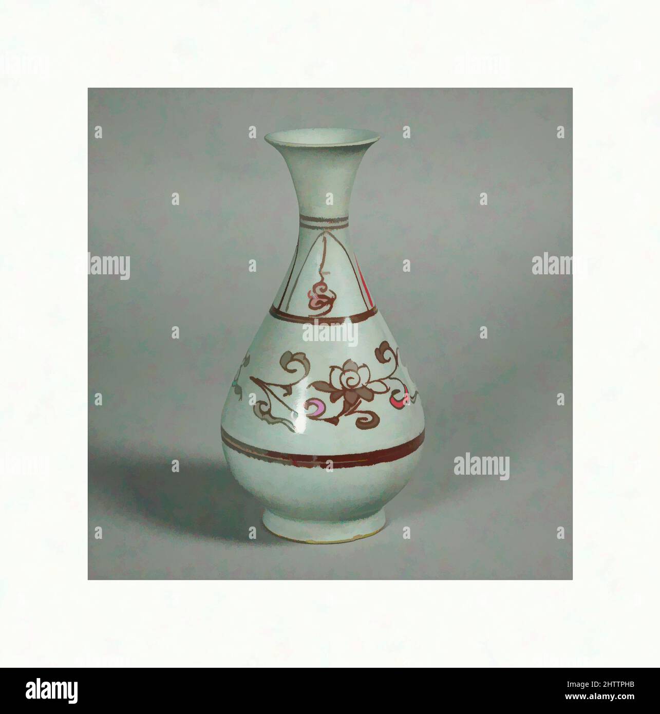 Arte ispirata da bottiglia con Peonie, dinastia Yuan (1271–1368), metà del 14th secolo, Cina, porcellana dipinta con rame rosso sotto glassa trasparente (Jingdezhen ware), H. 9 1/2 poll. (24,1 cm); Diam. 4 7/8 poll. (12,4 cm), Ceramica, oltre al blu cobalto, il rosso rame è stato usato per dipingere, opere classiche modernizzate da Artotop con un tuffo di modernità. Forme, colore e valore, impatto visivo accattivante sulle emozioni artistiche attraverso la libertà delle opere d'arte in modo contemporaneo. Un messaggio senza tempo che persegue una nuova direzione selvaggiamente creativa. Artisti che si rivolgono al supporto digitale e creano l'NFT Artotop Foto Stock