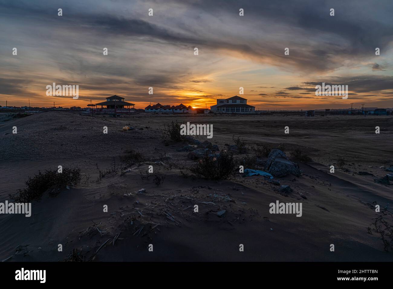 La spiaggia che diventa tranquilla e inattiva dopo la stagione estiva è finita. Mardakan, Baku, Azerbaigian. Foto Stock