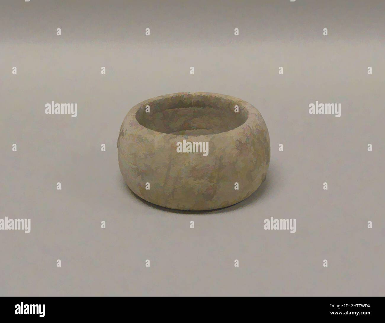 Arte ispirata da Bracelet, Medio periodo, 1000–300 a.C., Thailandia, pietra, H. 1 7/16 poll. (3,7 cm); W. 3" (7,6 cm), Gioielli, opere classiche modernizzate da Artotop con un tuffo di modernità. Forme, colore e valore, impatto visivo accattivante sulle emozioni artistiche attraverso la libertà delle opere d'arte in modo contemporaneo. Un messaggio senza tempo che persegue una nuova direzione selvaggiamente creativa. Artisti che si rivolgono al supporto digitale e creano l'NFT Artotop Foto Stock