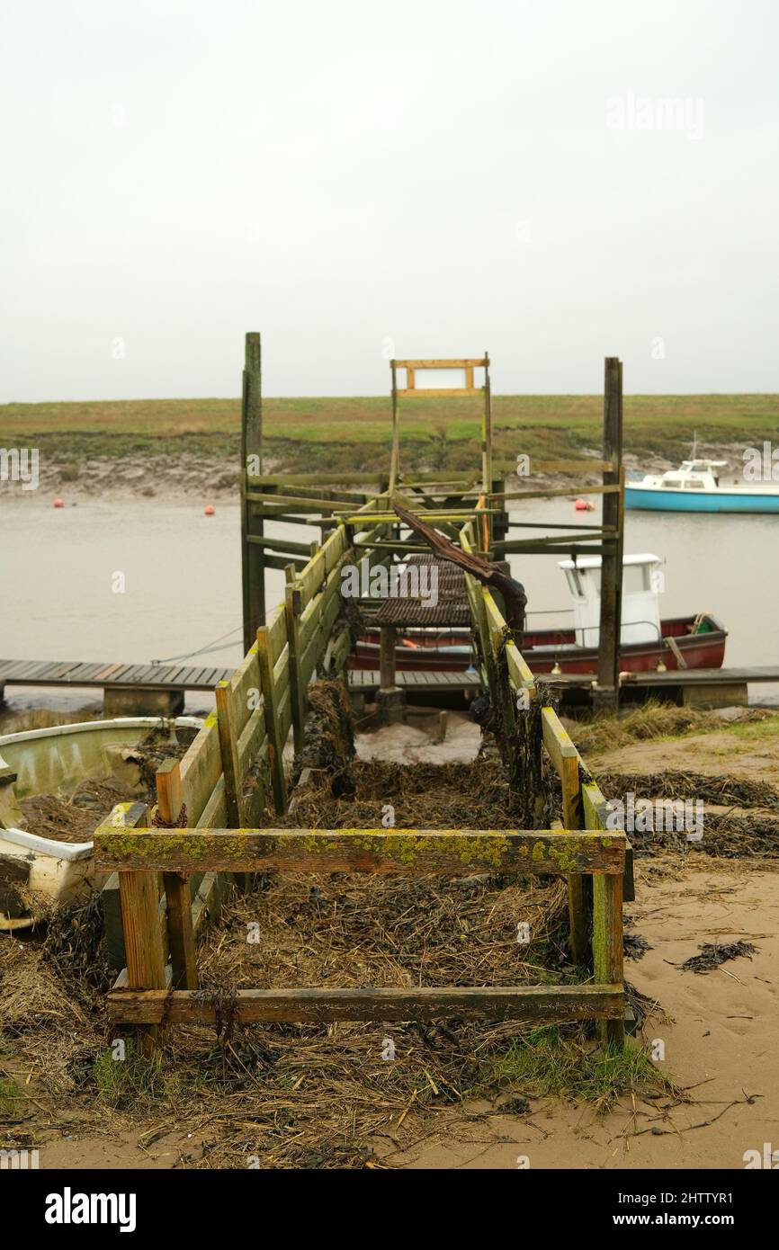 Marzo 2022 - Old baying jetty walkway marciando via a Uphill, Weston super Mare, North Somerset, Engalnd, Regno Unito. Foto Stock