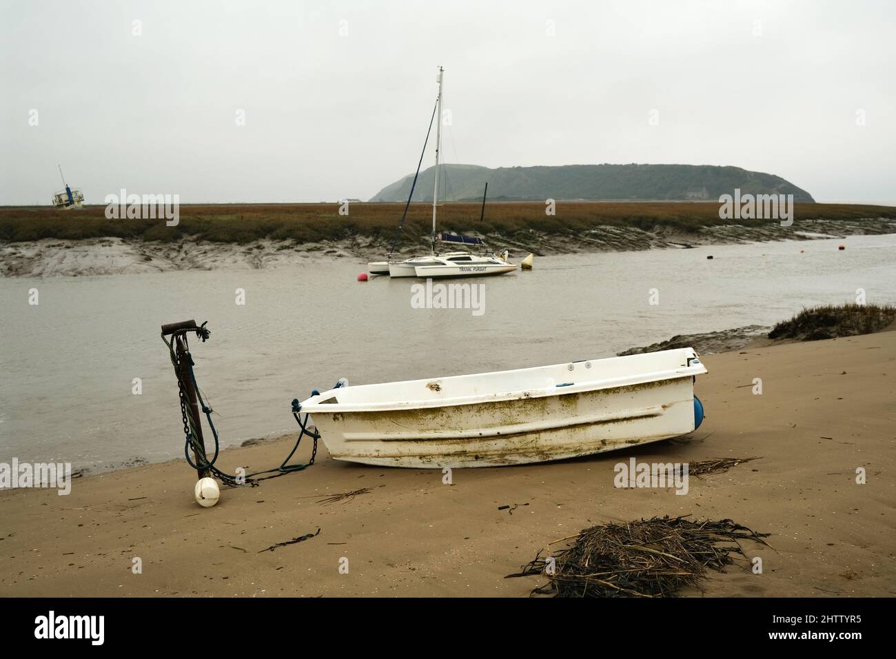 Marzo 2022 - piccola barca a remi in plastica a Uphill, Weston super Mare, North Somerset, Engalnd, UK. Foto Stock