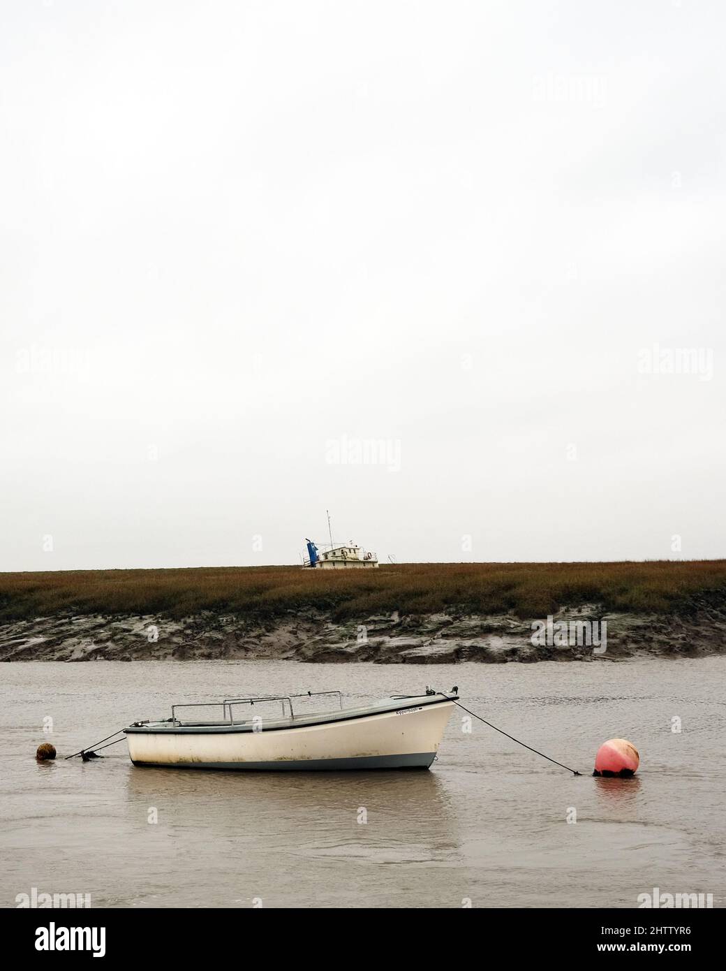 Marzo 2022 - piccola barca a remi in plastica a Uphill, Weston super Mare, North Somerset, Engalnd, UK. Foto Stock