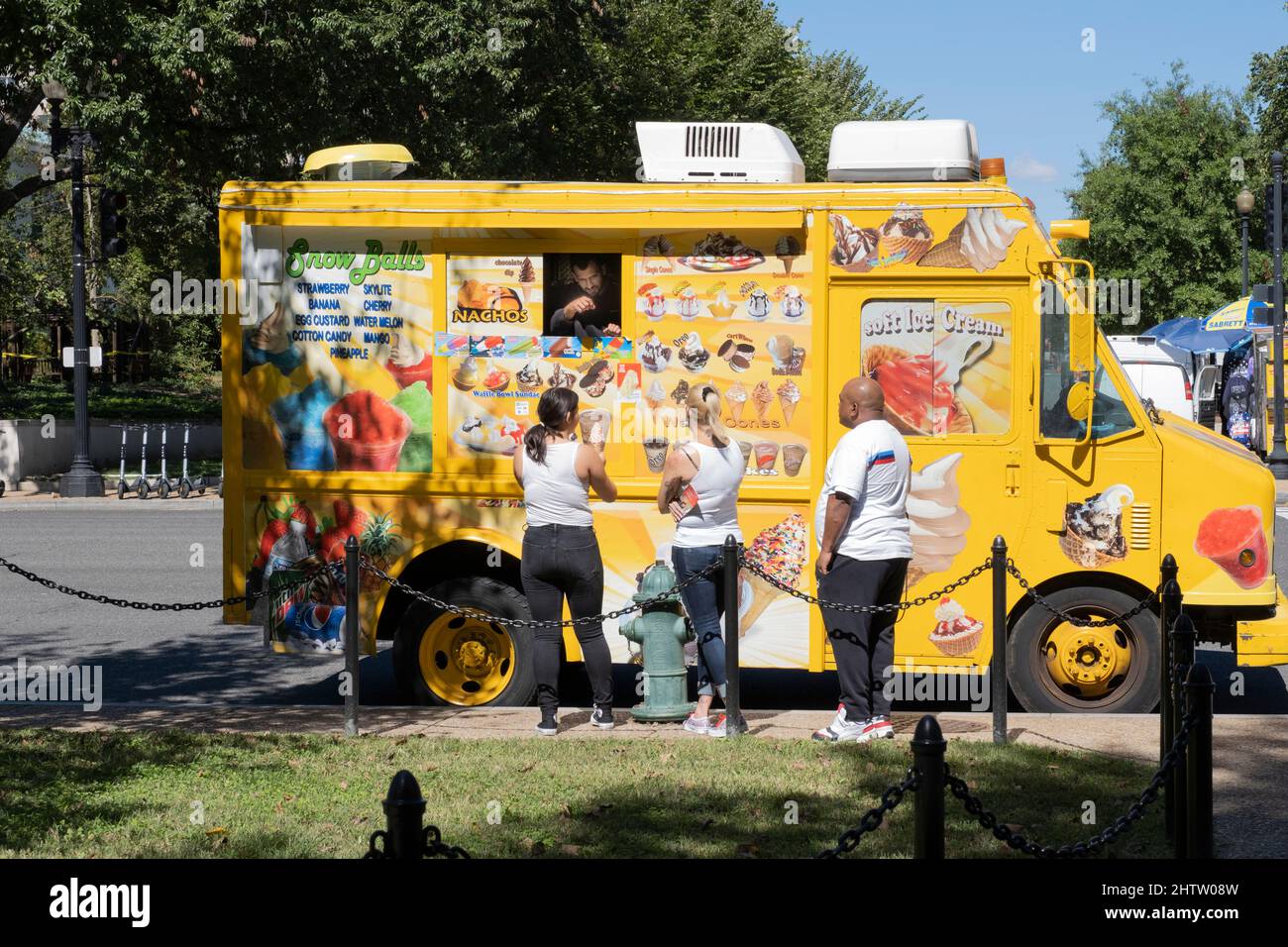 Washington, DC. Clienti di un camion alimentare su Constitution Avenue. Foto Stock
