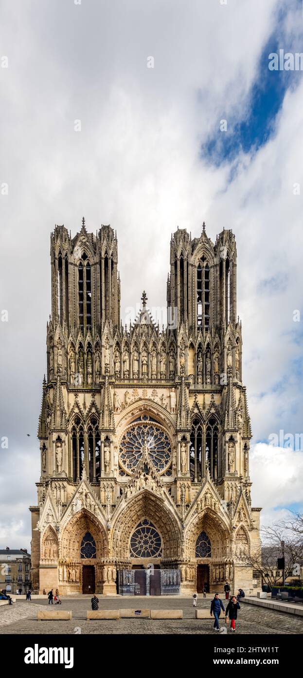 REIMS, FRANCIA - 11th FEBBRAIO 2022: Facciata della cattedrale di Reims, luogo tradizionale per l'incoronazione dei re di Francia, Foto Stock