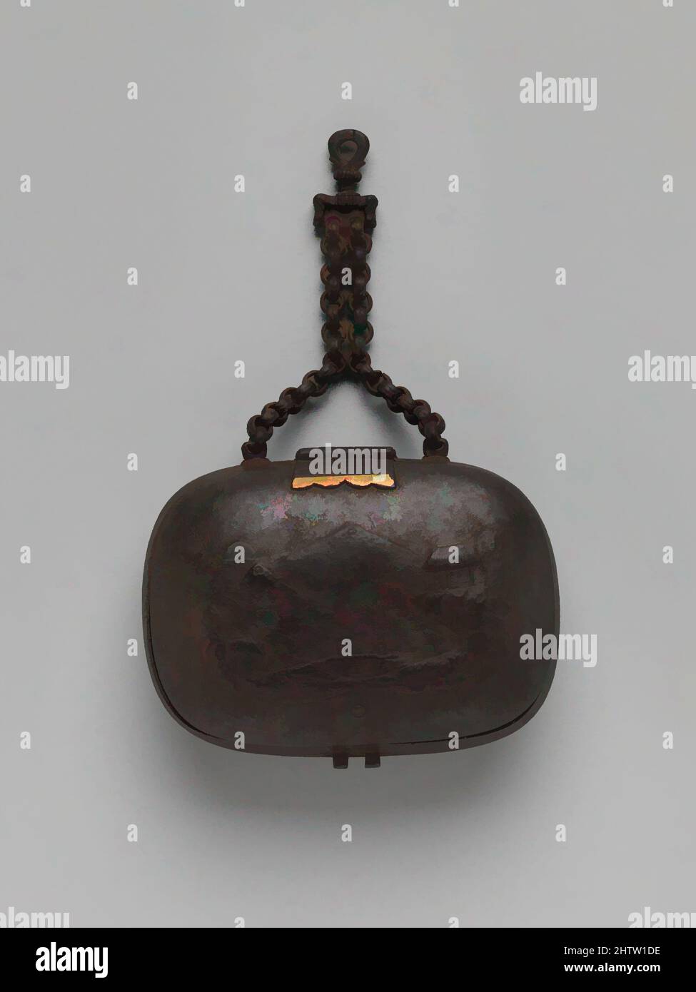 Arte ispirata da Tobacco Pouch, 18th secolo, Giappone, ferro, H. 2 3/8 poll. (6 cm); W. 3 1/4" (8,3 cm), bustine di tabacco, opere classiche modernizzate da Artotop con un tuffo di modernità. Forme, colore e valore, impatto visivo accattivante sulle emozioni artistiche attraverso la libertà delle opere d'arte in modo contemporaneo. Un messaggio senza tempo che persegue una nuova direzione selvaggiamente creativa. Artisti che si rivolgono al supporto digitale e creano l'NFT Artotop Foto Stock