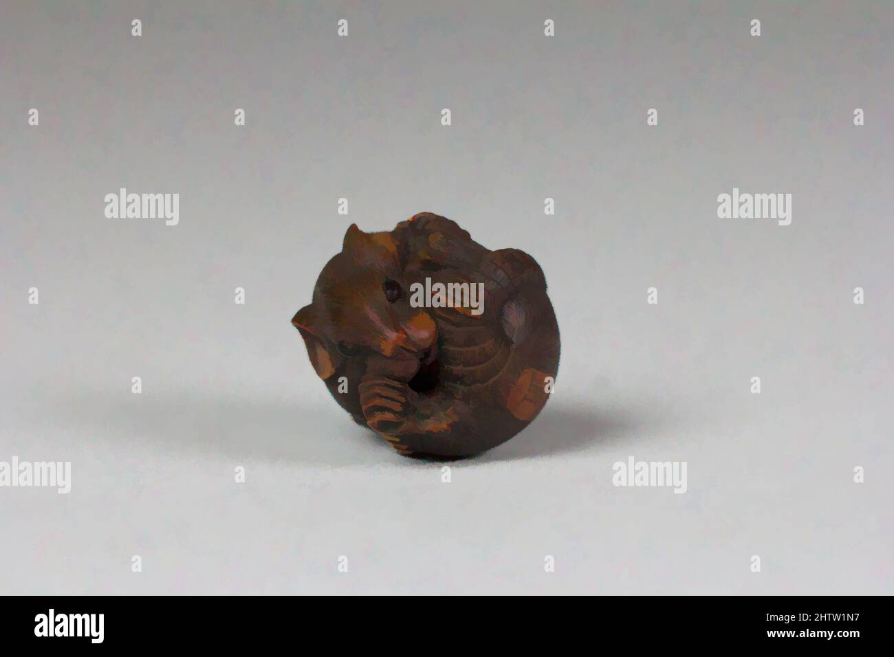 Arte ispirata da Netsuke of mouse, periodo Edo (1615-1868), 18th secolo, Giappone, legno, H. 1 1/3 poll. (3,4 cm), Netsuke, opere classiche modernizzate da Artotop con un tuffo di modernità. Forme, colore e valore, impatto visivo accattivante sulle emozioni artistiche attraverso la libertà delle opere d'arte in modo contemporaneo. Un messaggio senza tempo che persegue una nuova direzione selvaggiamente creativa. Artisti che si rivolgono al supporto digitale e creano l'NFT Artotop Foto Stock